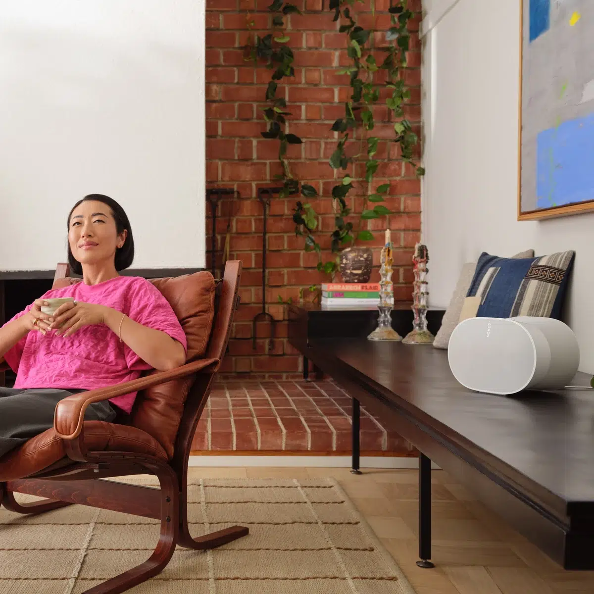 Sonos Era 300 לבן בסביבת האזנה ביתית