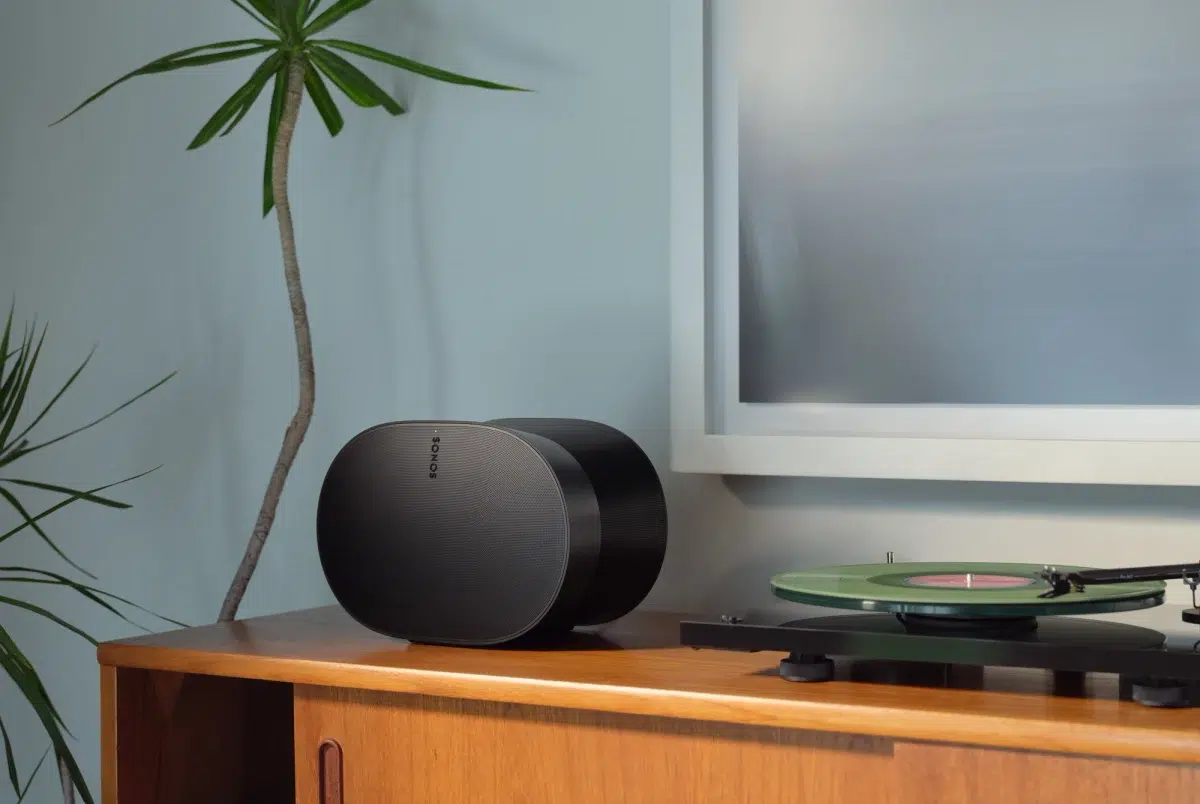 Sonos Era 300 שחור על מזנון לצד פטיפון