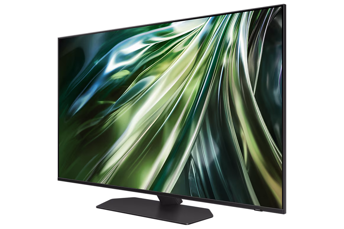 Samsung QN90D 43 אינץ׳ במבט אלכסוני עם המעמד המקורי