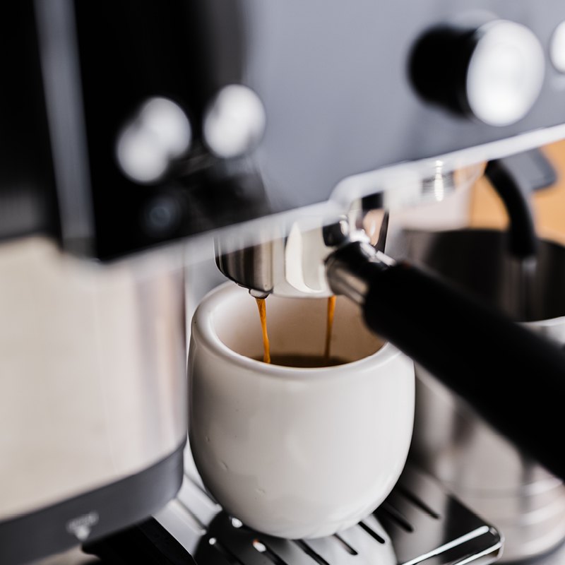 טכנולוגיית Barista Assist להכוונת טחינה וחליטה במכונת Ninja ES601