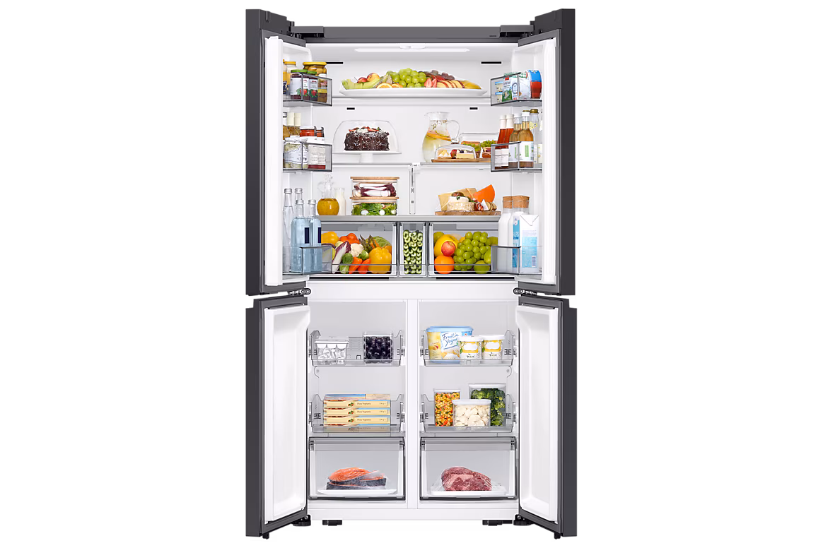 מקרר RM70F63REWML פתוח ומלא מזון – סידור מדפים ומגירות