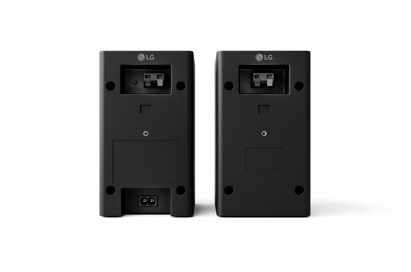 גב רמקולי LG SPT8-S המציג את חיבורי הרמקול ואת חיבור החשמל באחד הרמקולים