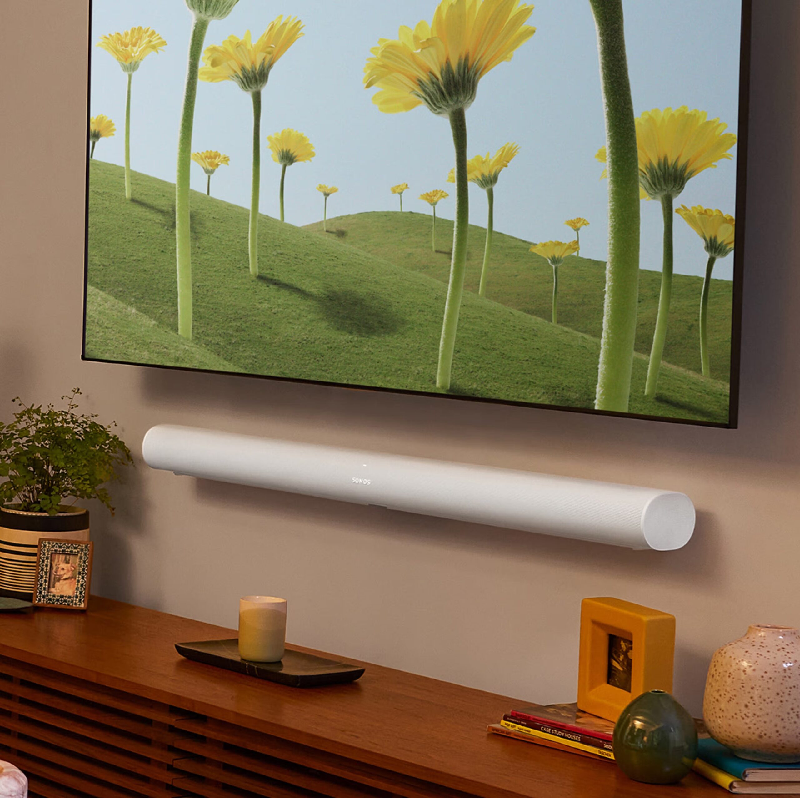 לבן Sonos Arc מותקן מתחת לטלוויזיה