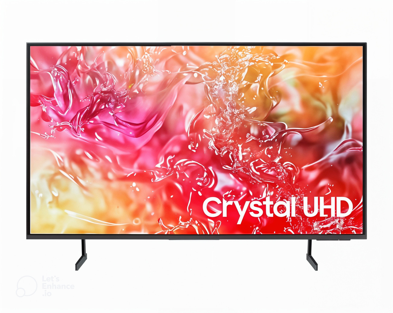 בתמונה זו רואים טלוויזיית Samsung Crystal UHD 4K 55 אינץ' דגם DU7100 תלויה על קיר בסלון. הטלוויזיה דקה ומלוטשת, בעלת עיצוב AirSlim מודרני. על המסך מוקרנת תמונה צבעונית וברורה של נוף הרים.