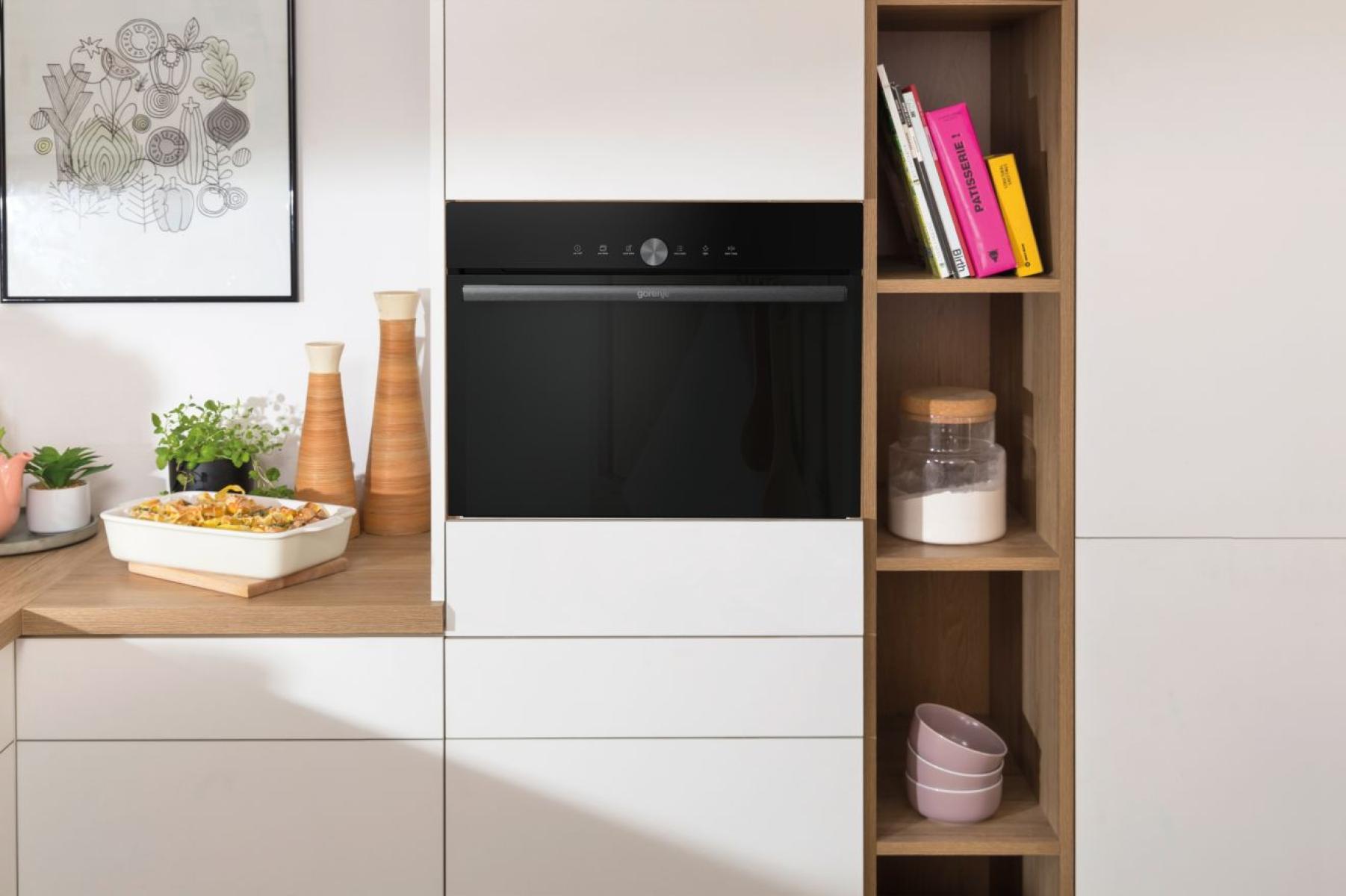 סט תנורי גורניה יוקרתי Gorenje Premium Black הכולל תנור בנוי 60 סמ דגם BOS6747A05DG ותנור משולב מיקרוגל 45 סמ דגם BCM4547DG בגימור זכוכית שחורה אטומה