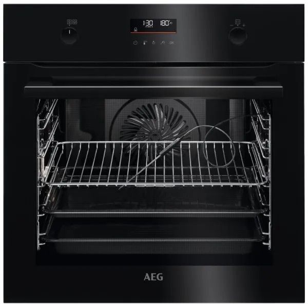 בתמונה זו רואים תנור בנוי שחור מדגם AEG BPS555060B. תנור זה בעל נפח של 71 ליטר וכולל מגוון רחב של תכונות מתקדמות, כולל טכנולוגיית SteamBake הייחודית לאייג, המאפשרת אפייה מושלמת עם תוצאות קריספיות מבחוץ ורככות מבפנים. בנוסף, התנור כולל פונקציית ניקוי עצמי פירוליטית, המאפשרת ניקוי קל ונוח ללא מאמץ.