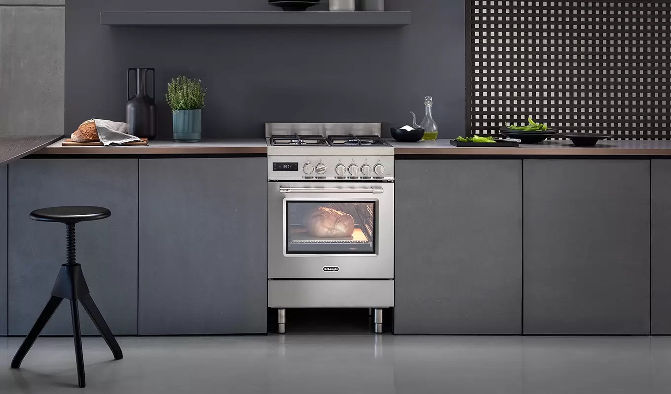 תנור משולב כיריים גז 4 להבות ברוחב 60 ס״מ DeLonghi PRO66MXL-IL בגימור נירוסטה. עם צג LED, חיישני בטיחות,  תא אפייה  ענק של 74 ליטר, מגירת אחסון, תכניות אפייה מגוונות, פונקציות מיוחדות, ניקוי קל באמייל, ואביזרים נוספים כלולים,  ארץ ייצור איטליה - ידית בגימור מתכת מוברשת, דלת זכוכית משולשת, 11 תוכניות שונות ומגוונות, מסילות עם 7 גבהים