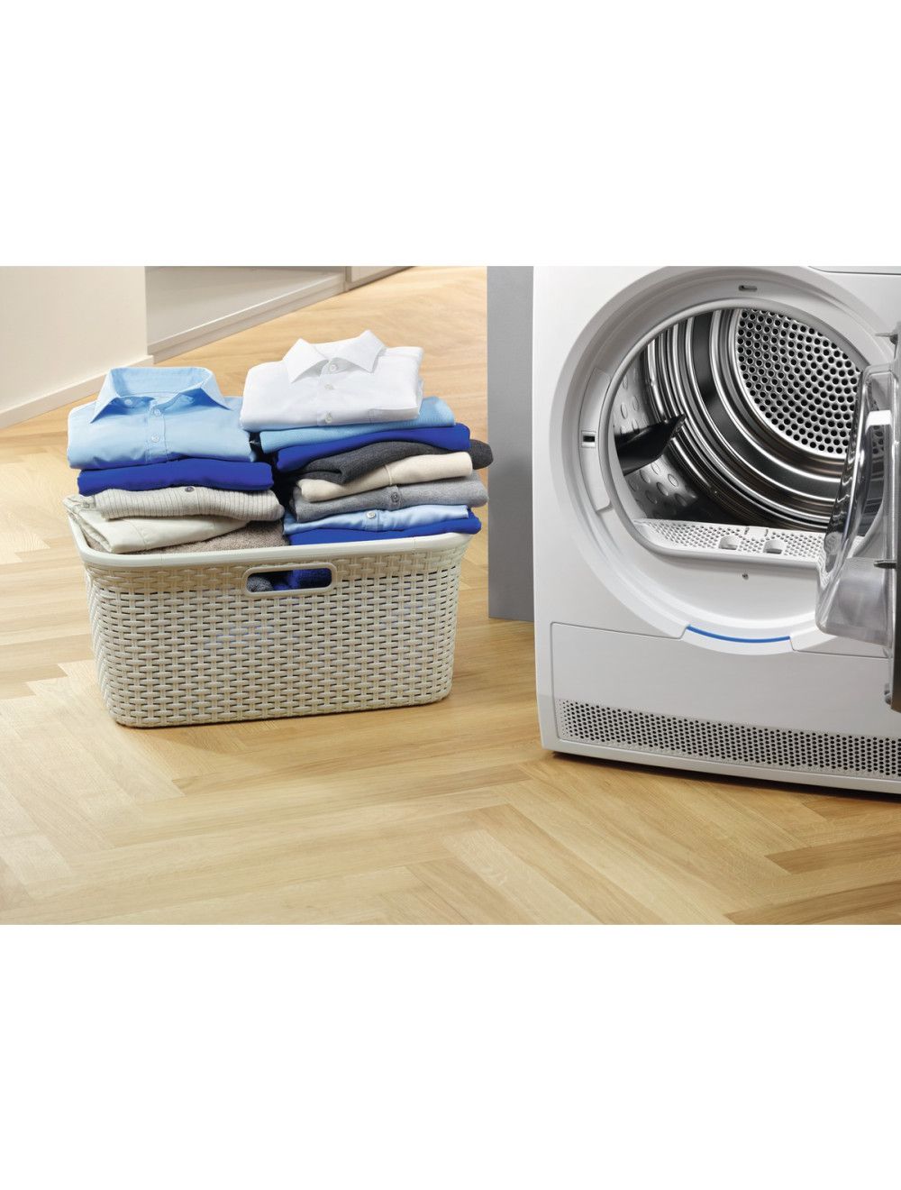 Electrolux EW6C4824CB – פתח רחב להוצאה נוחה של הבגדים מייבש כביסה Electrolux EW6C4824CB עם דלת פתוחה ובגדים נקיים