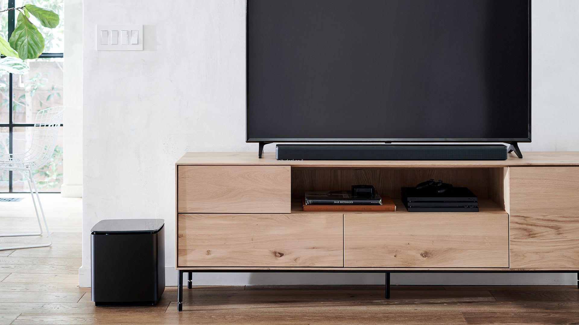 Bose Soundbar 700 בסלון עם טלוויזיה
