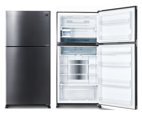 Sharp SJ-GTR760S-DS סילבר מושחר מוצג סגור לצד מקרר פתוח, עם מקפיא עליון, מדפים, מגירות ותאי דלת