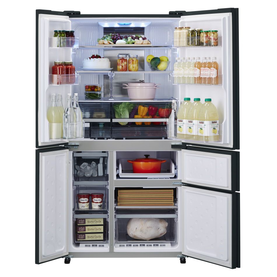 מקרר Sharp SJ-FSR920-BK עם דלתות פתוחות וחלל פנימי רחב