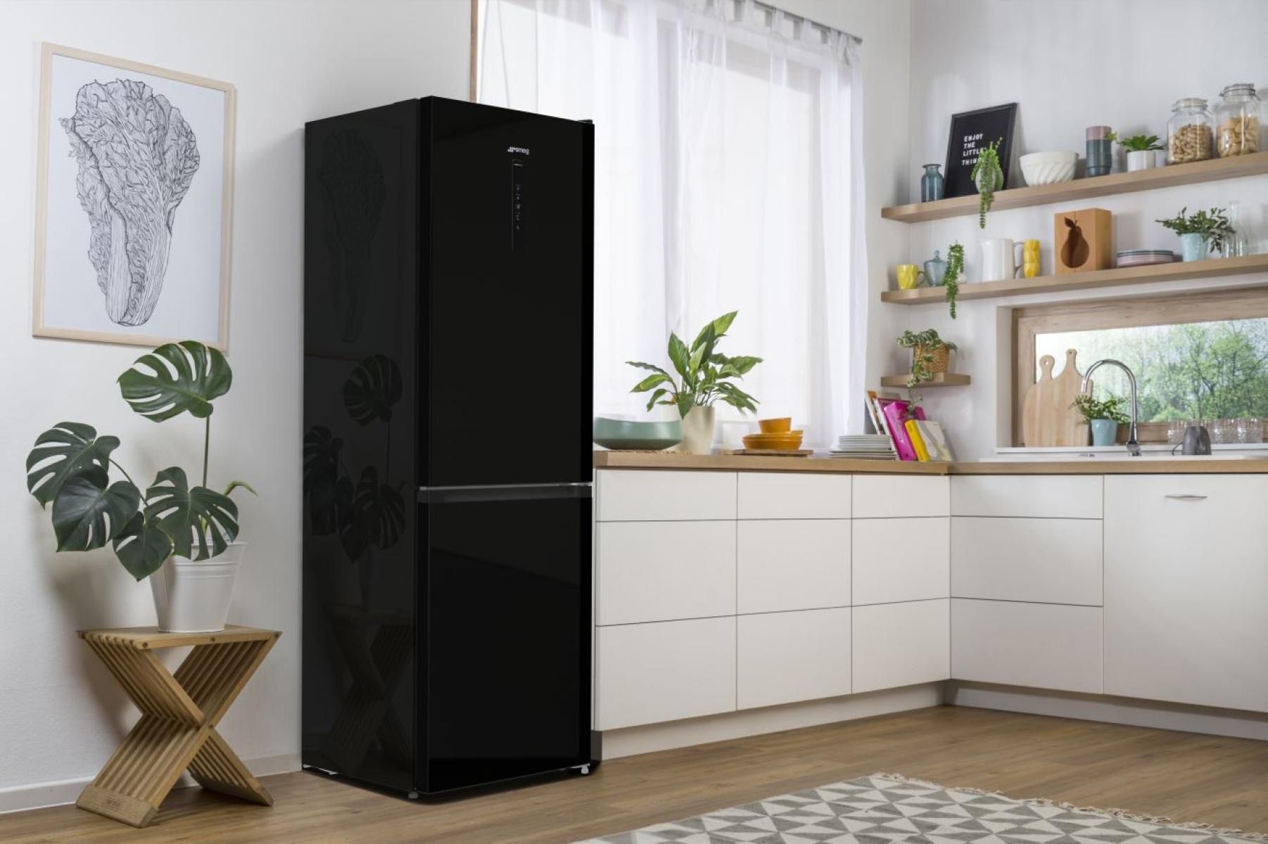 תמונת אווירה מקרר Gorenje NRK6192ABK שחור במטבח מודרני