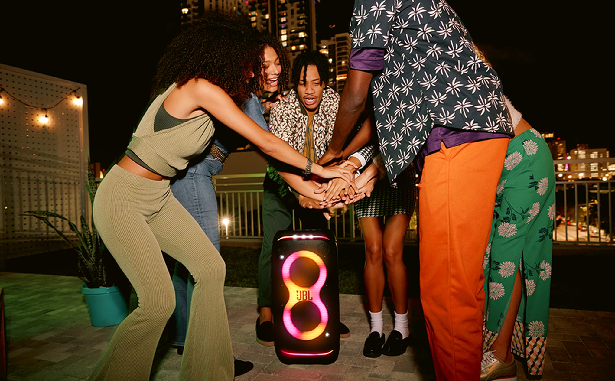 מסיבה לילית עם JBL PartyBox Stage 320 ועד 18 שעות נגינה