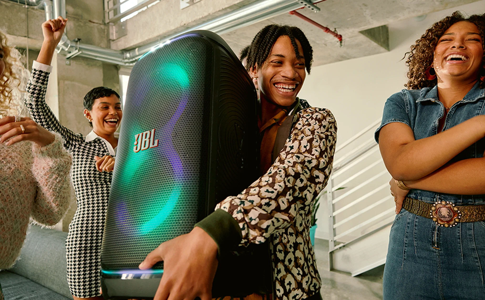 JBL PartyBox Stage 320 עם תאורת מסיבה דינמית צבעונית