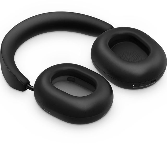 אוזניות Sonos Ace בצבע לבן עם עיצוב יוקרתי וקווי גימור נקיים