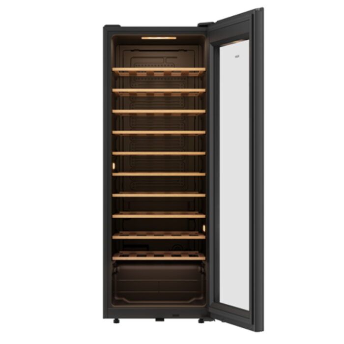 מקרר יין Haier HWS58GGH1 עם דלת פתוחה, מדפים ובקבוקי יין