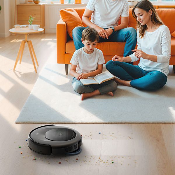 שואב רובוטי Anker Eufy Omni C20 בפעולת ניקוי בבית שואב רובוטי Anker Eufy Omni C20 בפעולת ניקוי בבית