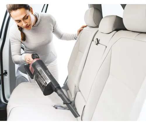 שואב Shark IZ400EU בפעולה – הדגמת ניקוי שטיחים ופרקטים עם מברשת DuoClean ועוצמת שאיבה גבוהה