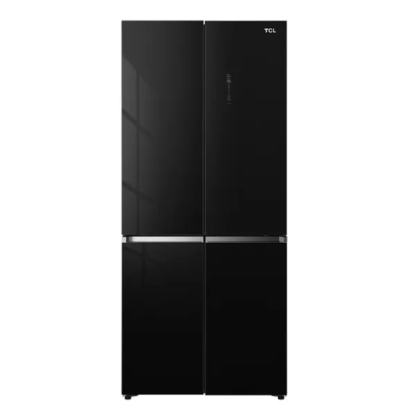 מקרר 4 דלתות TCL C635CDBG בגימור זכוכית שחורה במטבח מודרני, דלתות סגורות
