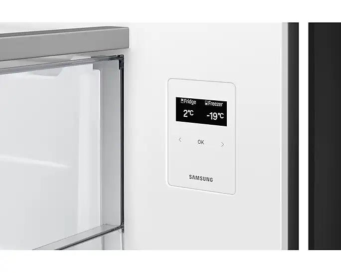 מבט פנימי על תא הקירור במקרר Samsung RM70F63REB