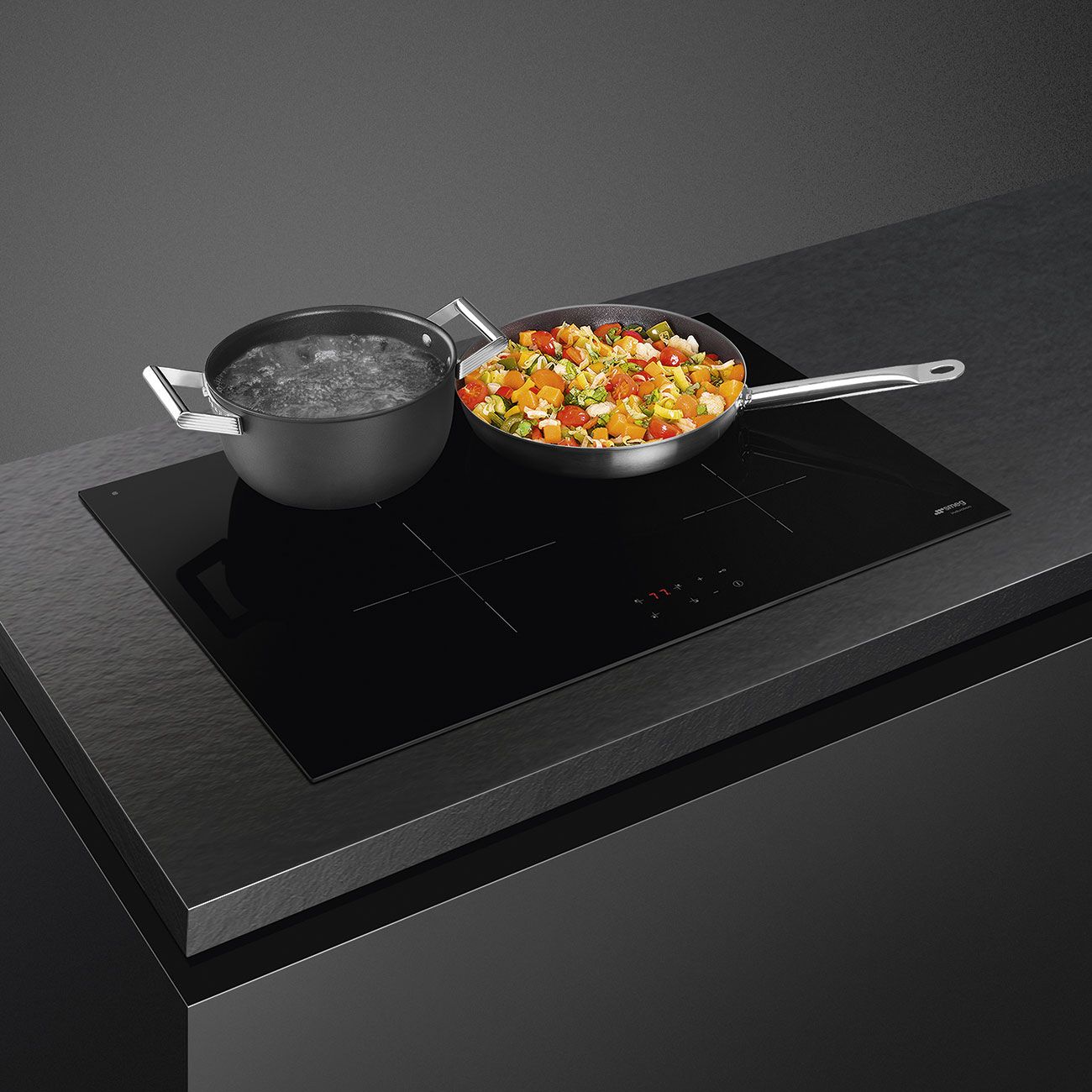 עיצוב מטבח עם כיריים SMEG SI2741D כיריים אינדוקציה SMEG SI2741D משולבות במטבח מודרני