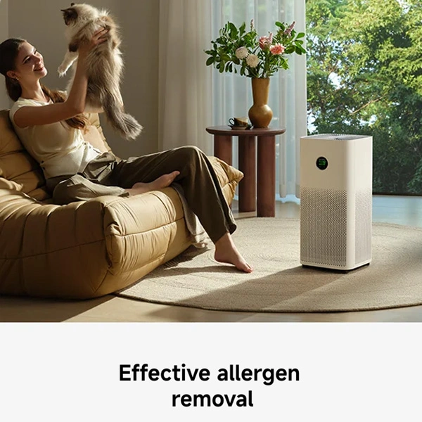 Xiaomi Mijia Smart Air Purifier 6 מתאים לבית עם חיות מחמד מטהר אוויר Xiaomi Mijia Smart Air Purifier 6 בסלון עם חתול