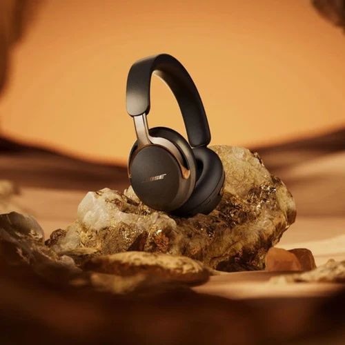 Bose QuietComfort Ultra Headphones 2nd Gen Black Gold Side View אוזניות Bose QuietComfort Ultra Headphones דור שני בצבע שחור מוזהב מבט צד