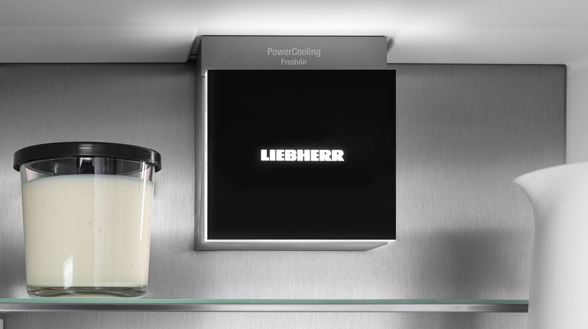 מקרר מקפיא תחתון Liebherr CNbdc 573i בגימור BlackSteel במטבח מודרני