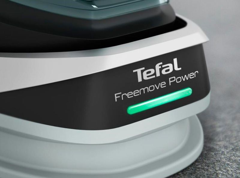 מגהץ אדים אלחוטי Tefal Freemove Power FV6672G0 בפעולה על קרש גיהוץ עם קיטור חזק ליישור קמטים עקשניים