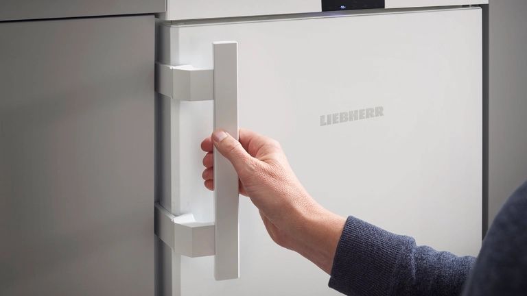 מקפיא 4 מגירות Liebherr Fe 1404 בלבן עם טכנולוגיית SmartFrost ו-VarioSpace