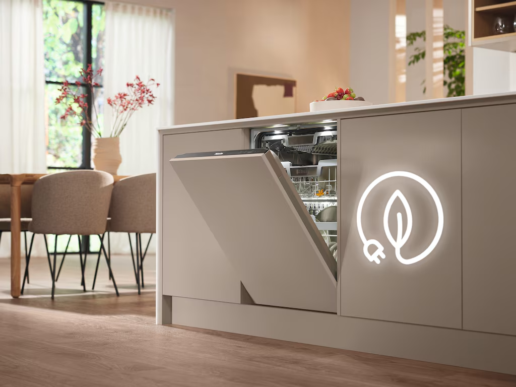 Miele G5150 SCVi במטבח - עיצוב אינטגרלי מלא מדיח Miele G5150 SCVi משולב במטבח מודרני עם עיצוב אינטגרלי מלא