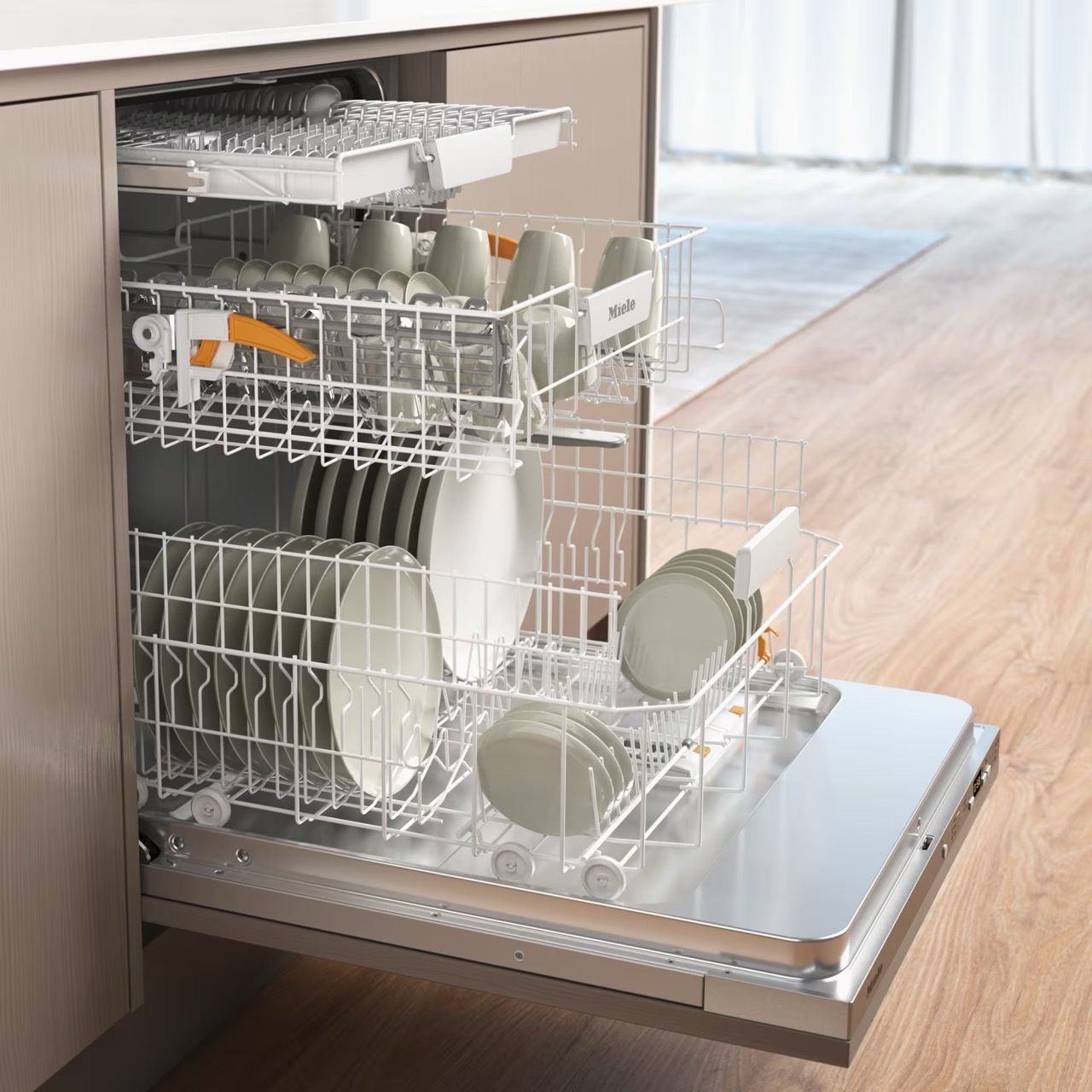 Miele G5150 SCVi פתוח עם כלים - קיבולת ונוחות טעינה מדיח Miele G5150 SCVi פתוח עם כלים מסודרים להמחשת קיבולת 14 מערכות כלים