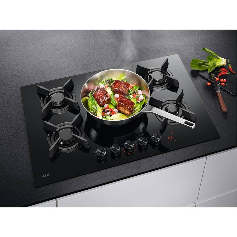כיריים AEG HKB75453NB במבט על בעבודה עם FlameLight LED