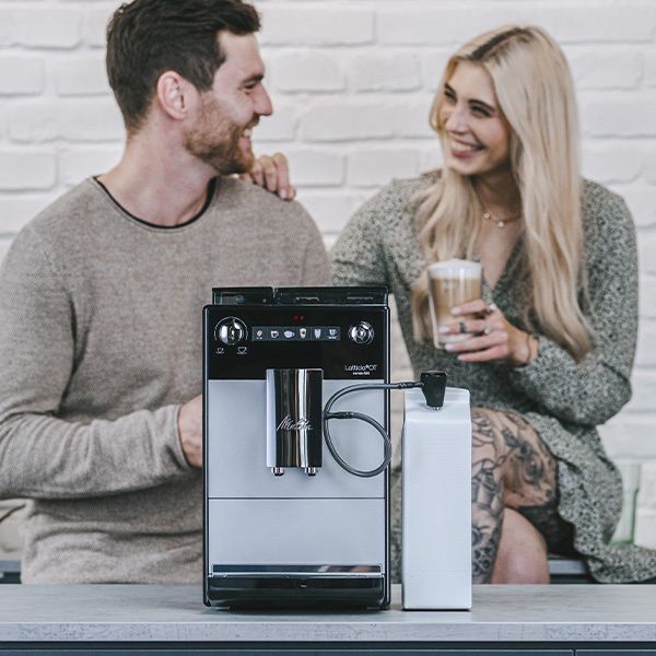 Melitta Latticia OT Silver עם פתח מזיגה משולב לקפה וחלב
