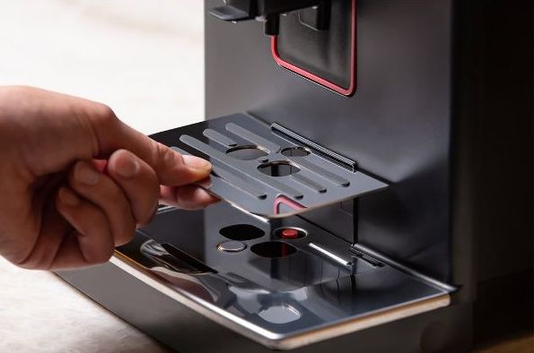 תקריב צג TFT ולחצני מגע במכונת Gaggia Magenta Plus