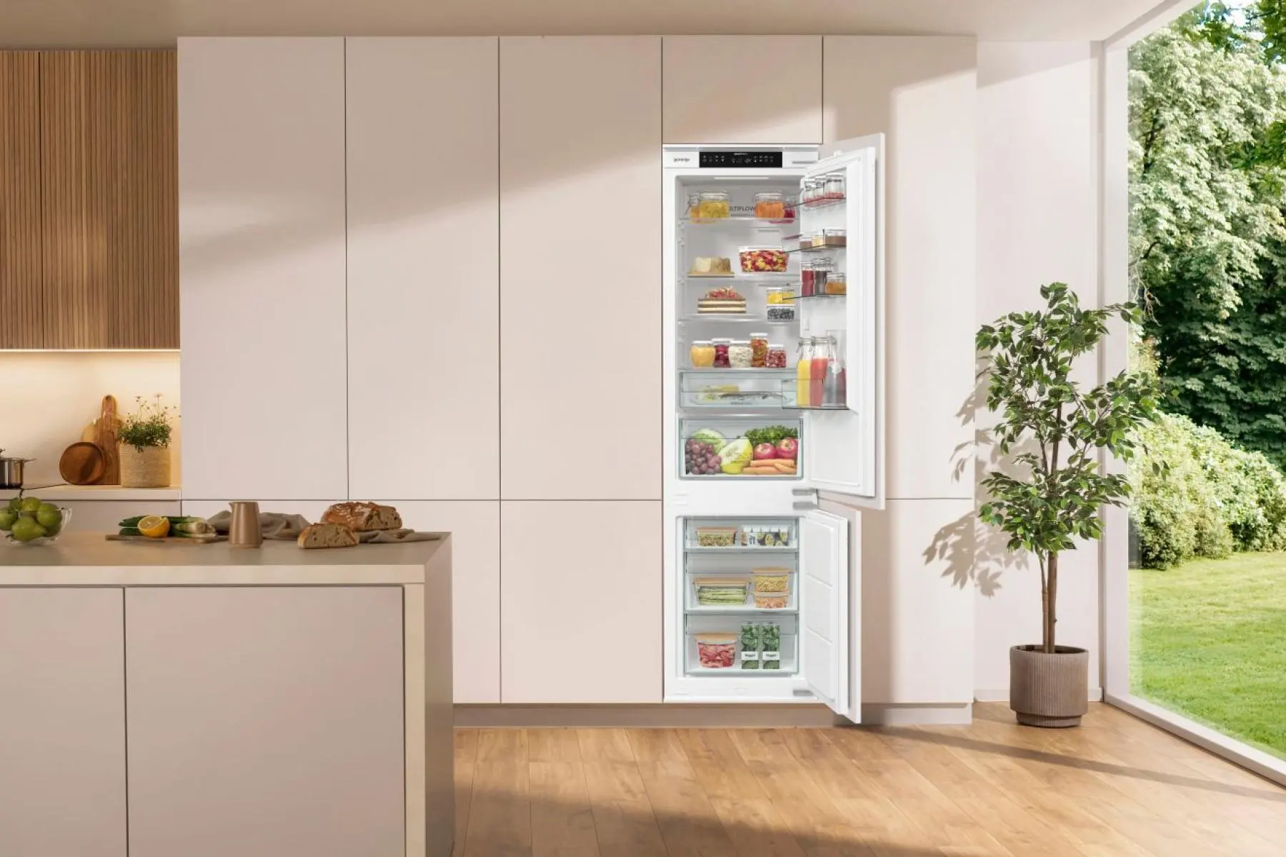 Gorenje NRKI519E41 תמונת אווירה במטבח מקרר אינטגרלי Gorenje NRKI519E41 משולב במטבח