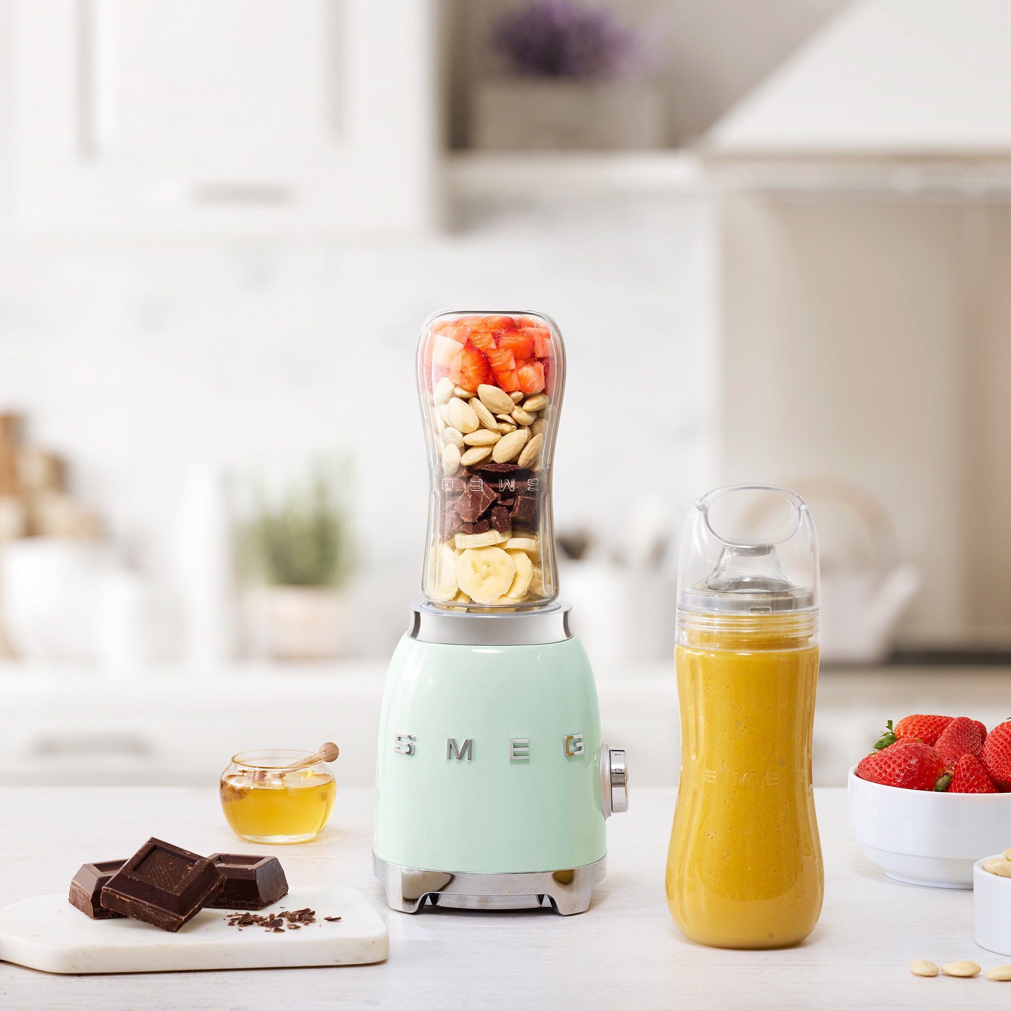בלנדר אישי Smeg PBF01PGEU ירוק פסטל תמונת אווירה במטבח