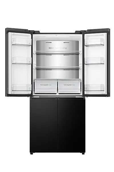 מקרר Hisense RQ58B כשהדלתות העליונות פתוחות חלקית, מדגיש את העיצוב הרב-דלתי