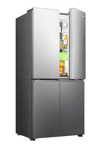 מקרר Hisense RQ58S פתוח חלקית, חושף את פנים המקרר ואת המדפים עם חלוקה נוחה