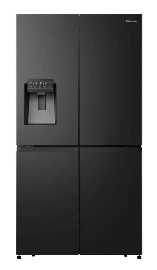מקרר Hisense RQ760N4SBFE עומד במטבח מודרני בצבע שחור