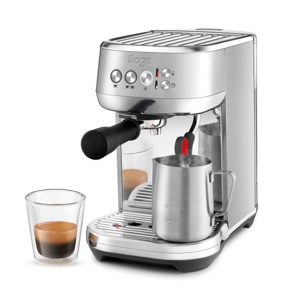 Sage SES500BSS The Bambino Plus נירוסטה – מכונת אספרסו קומפקטית עם הקצפת חלב מכונת הקפה Sage The Bambino Plus SES500BSS בגוון נירוסטה עם כוס אספרסו וקנקן חלב