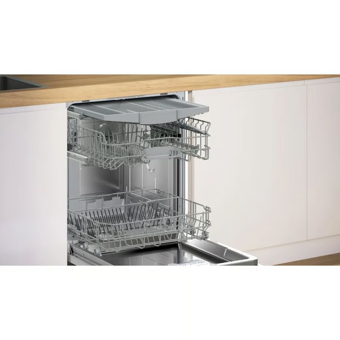 Bosch SMV25EX02E מותקן במטבח עם דלת פתוחה, שתי סלסילות ומגירת סכו״ם