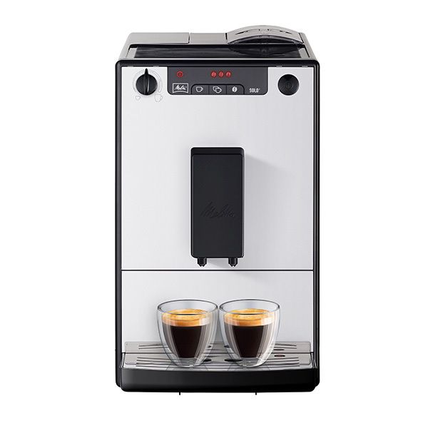 Melitta Solo Pure Silver – פיית מזיגה מתכווננת עד 135 מ״מ תקריב פיית המזיגה המתכווננת של Melitta Solo Pure Silver בזמן חליטה