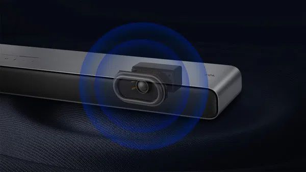 רמקולים קדמיים TCL S45H תמונה קרובה של הרמקולים הקדמיים במקרן קול TCL S45H המציגה את הבד האקוסטי ואיכות הבנייה.
