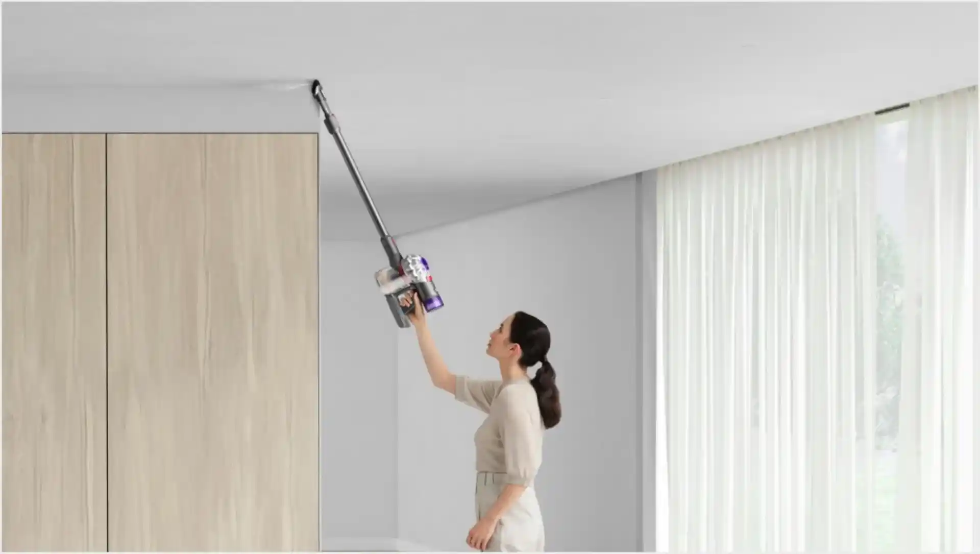 מנגנון ריקון היגייני של שואב Dyson V8 Advanced SV25, המאפשר ריקון מהיר ונקי