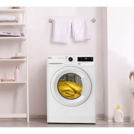 תמונת אווירה של מכונת כביסה Zanussi ZNF842D1W1 בשימוש ביתי יומיומי