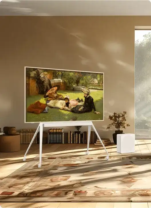 אישה צופה בסרט על טלוויזיית TCL 55A300 Pro, מדגים את חווית הצפייה הסוחפת