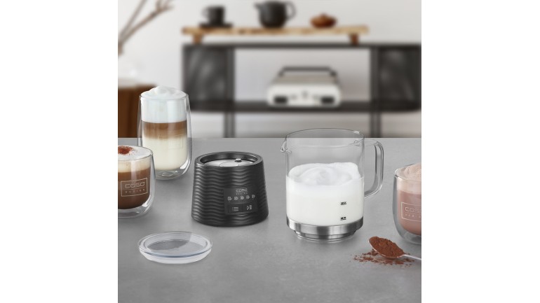 CASO CappuLatte – חוויית קפה ומשקאות חלב בבית CASO CappuLatte על משטח מטבח לצד קפה לאטה קצף חלב וקקאו