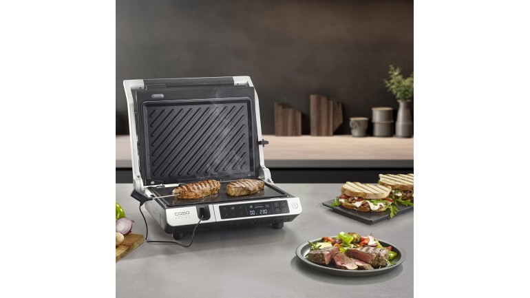 CASO SteakMaster Pro בשימוש במטבח עם בשר וטוסטים