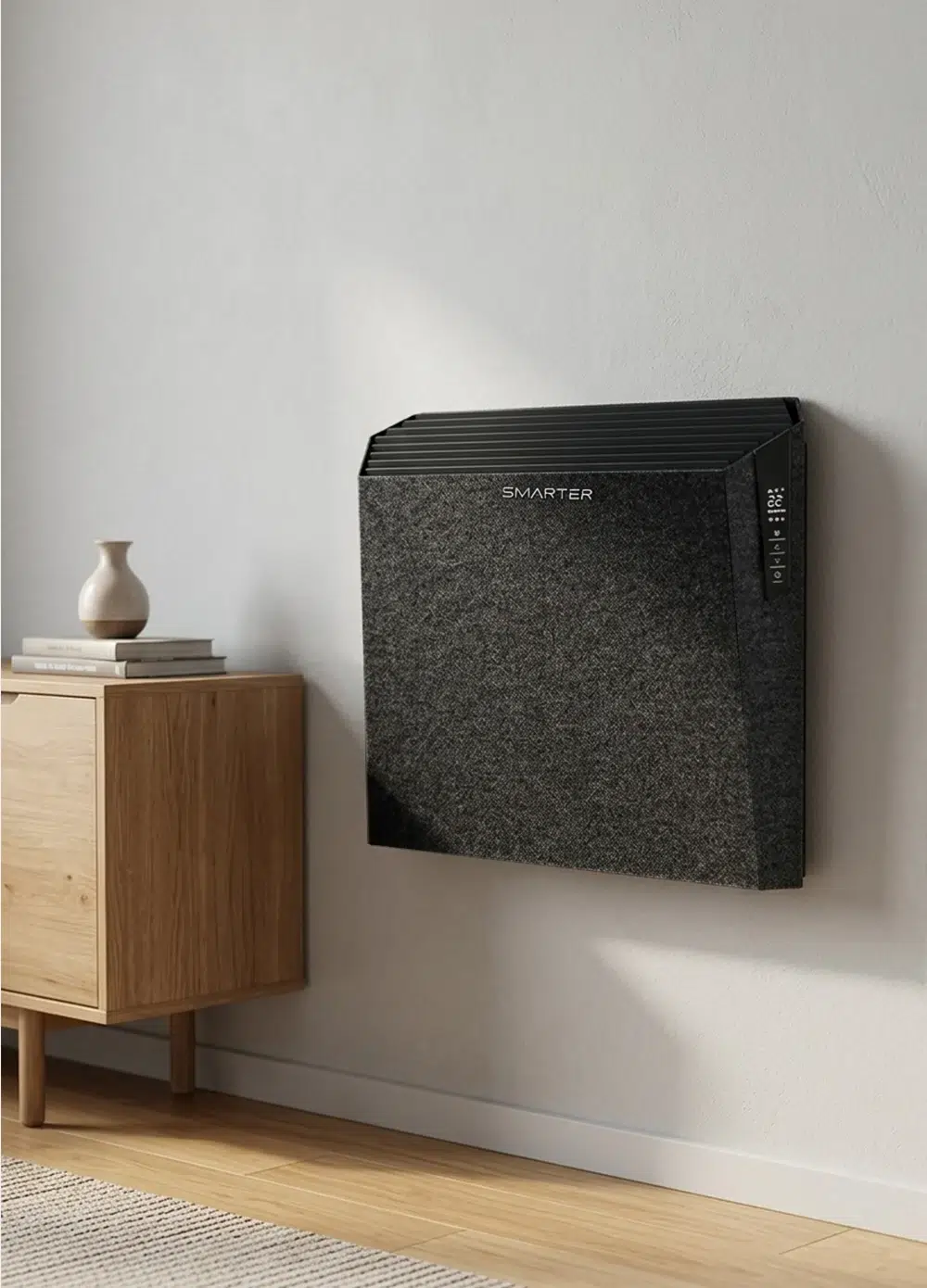 SMARTER XT2000 – תנור החימום בתלייה על קיר לצד שידת עץ